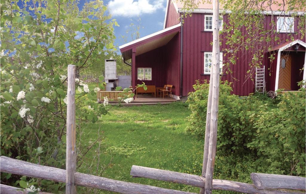 a red house with a fence in front of it at Haug Isakplassen in Heggje