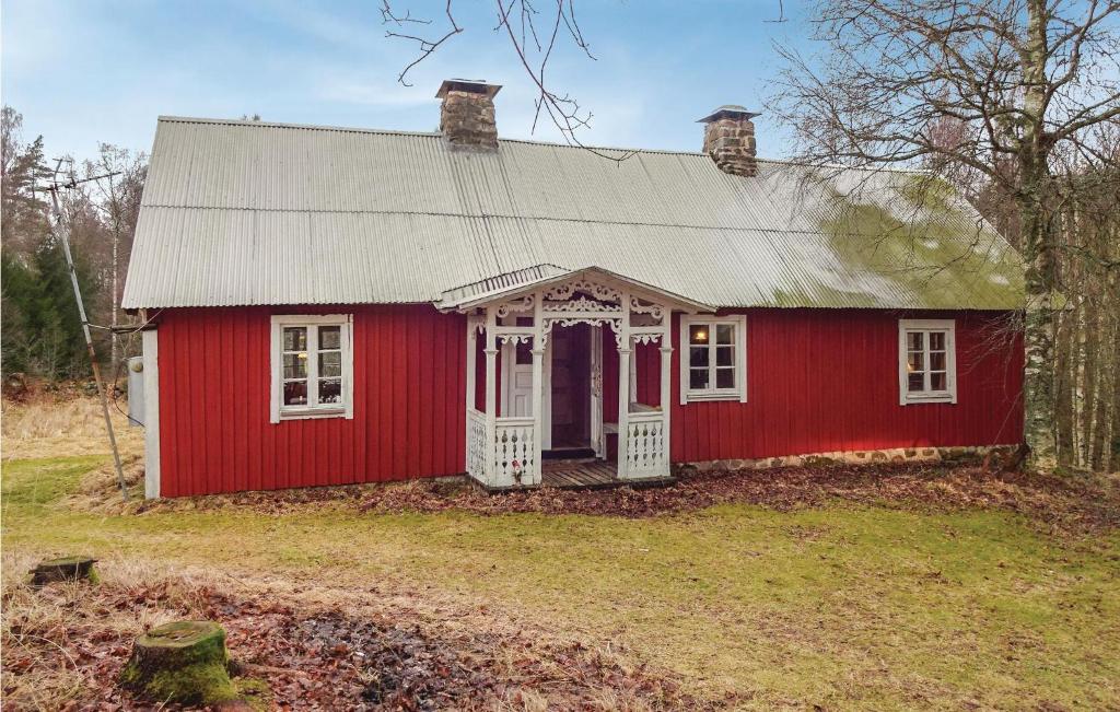 VittsjöにあるBeautiful Home In Vittsj With 2 Bedroomsの白い扉のある古い赤い家