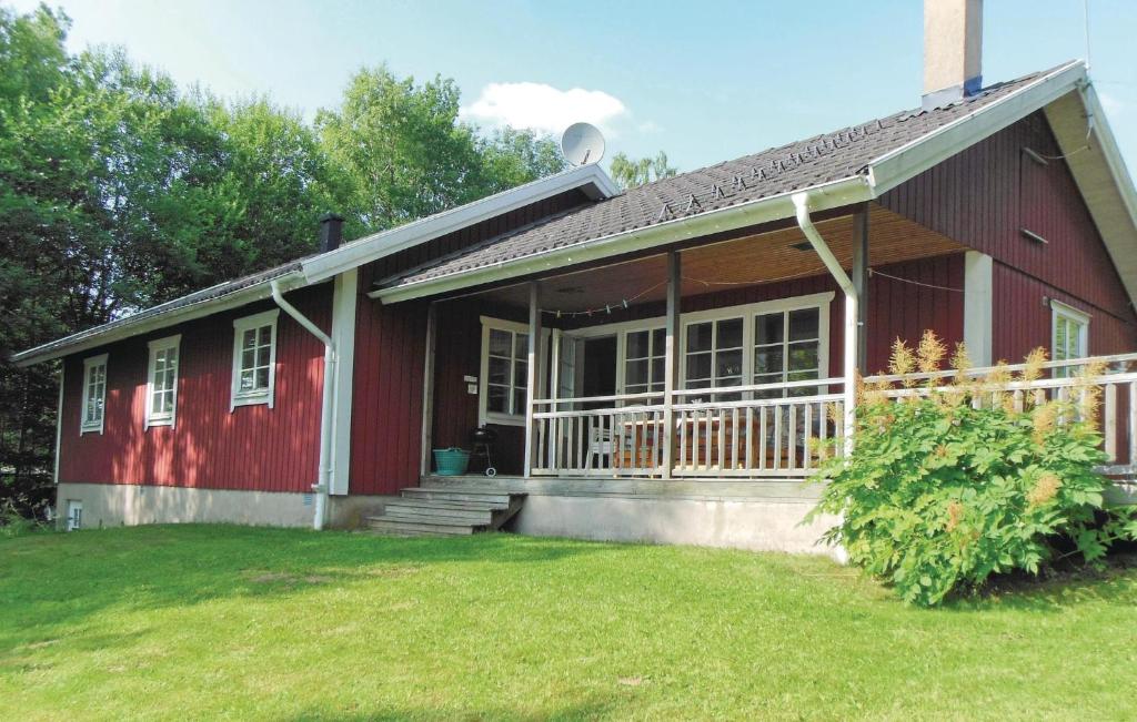 una casa roja con porche y patio en Cozy Home In Gislaved With Wifi, en Hornbetan