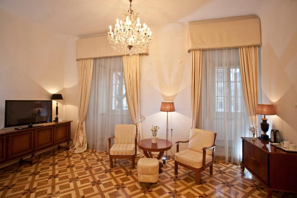 TV a/nebo společenská místnost v ubytování Antiq Palace - Historic Hotels of Europe