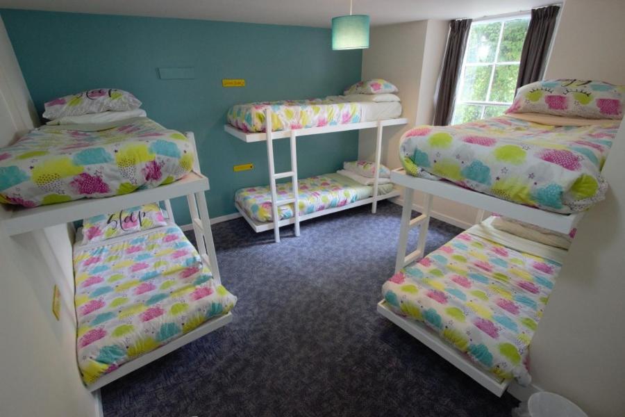 Postel nebo postele na pokoji v ubytování Inverness Student Hotel