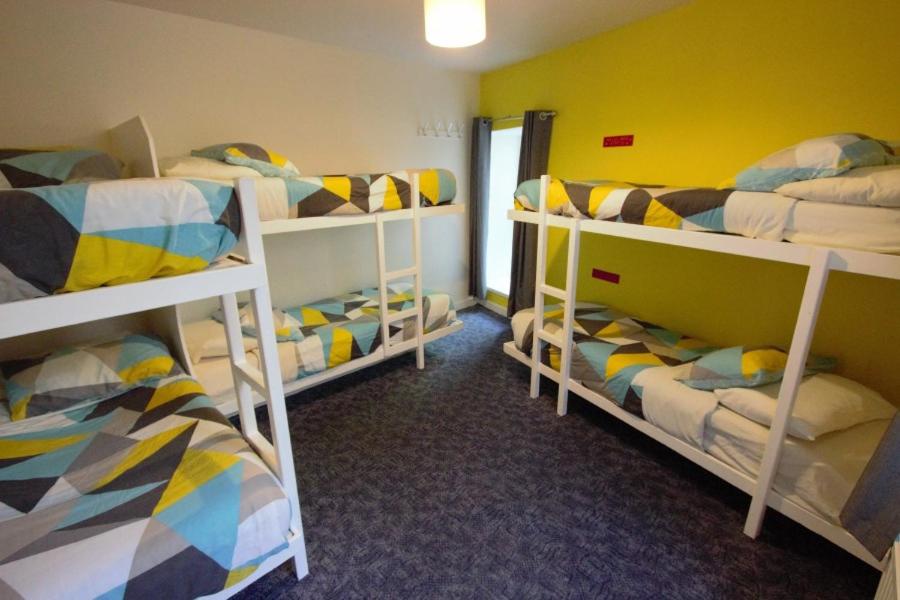 Postel nebo postele na pokoji v ubytování Inverness Student Hotel