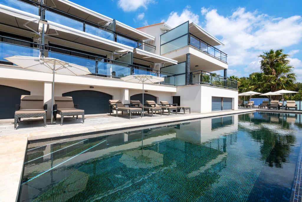 una casa con piscina frente a ella en Villa Cassis en Cassis