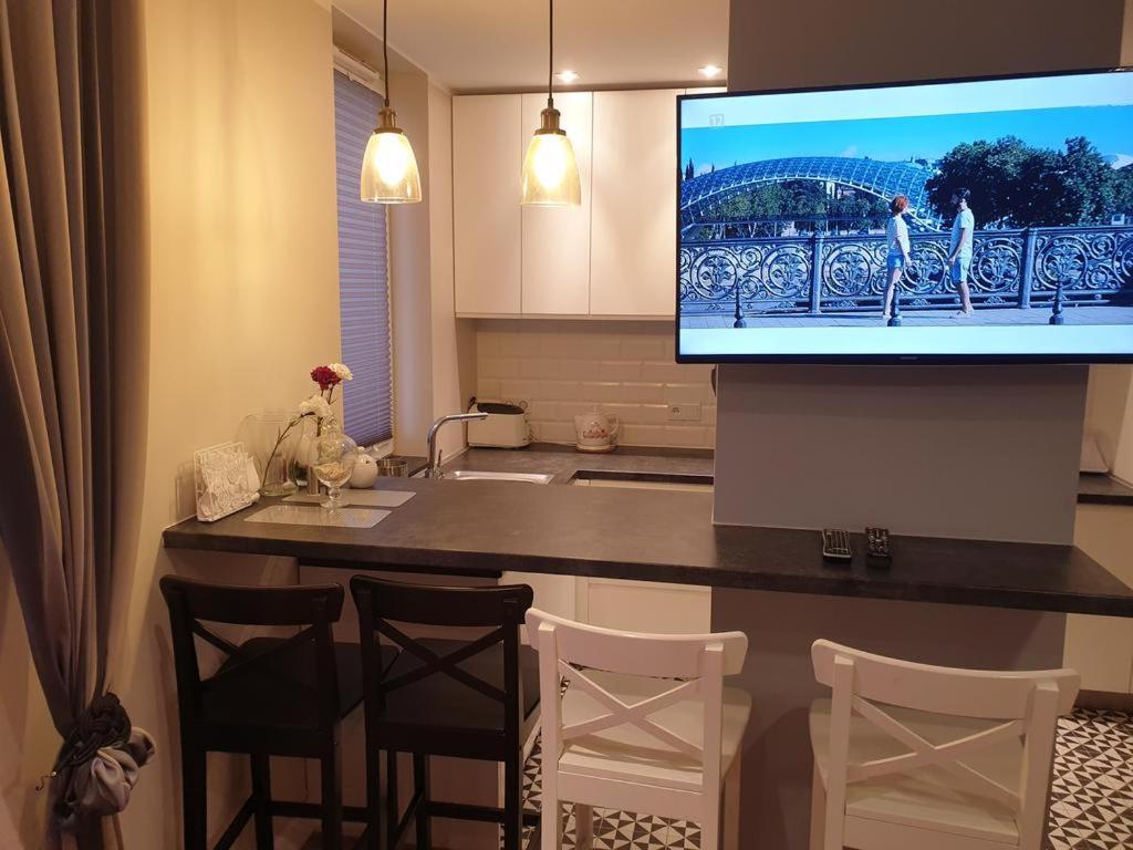 Televízia a/alebo spoločenská miestnosť v ubytovaní Apartamenty Promenada