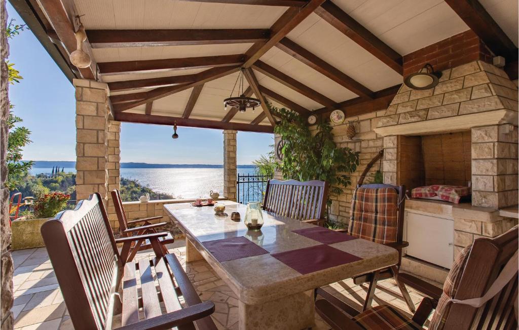 een patio met een tafel en stoelen en een open haard bij Nice Apartment In Piran With Wifi in Piran