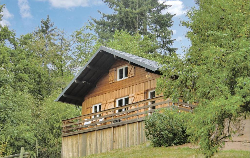 une cabane en bois avec un toit noir dans l'établissement Chalet Bous - Breinchen, à Vianden