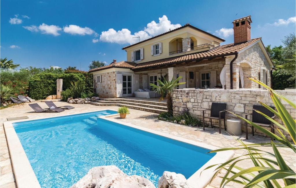 una casa con piscina frente a una casa en Beautiful Home In Stifanici With House A Panoramic View, en Stifanići