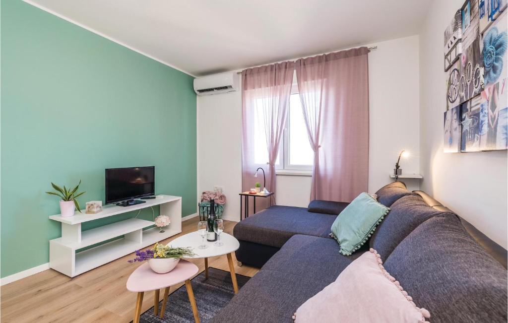ein Wohnzimmer mit einem Sofa und einem TV in der Unterkunft Gorgeous Apartment In Rijeka With House Sea View in Rijeka