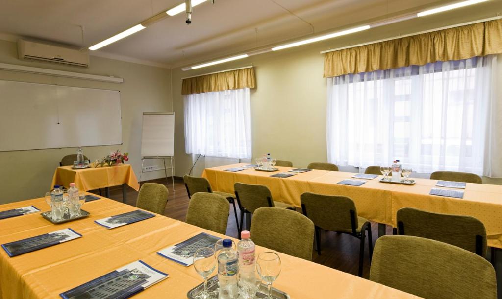 Ärikülastajate ala ja/või konverentsiruum majutusasutuses Hotel Kerpely