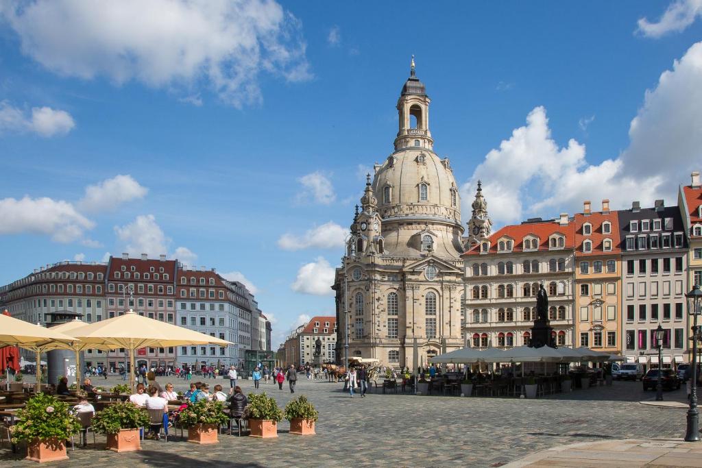 une place de la ville avec une tour d'horloge et des bâtiments dans l'établissement Großes Apartment im Zentrum von Dresden, 2 Schlafzimmer, 2 Bäder, Balkon, à Dresde