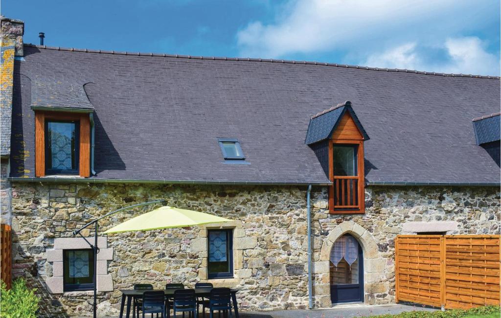um edifício de pedra com mesas e cadeiras em frente em Gorgeous Home In Saint Alban With Kitchen em Saint-Alban