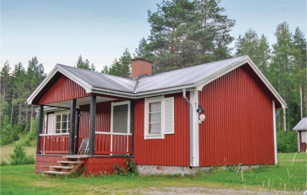 a red house with a white window and a porch at 2 Bedroom Awesome Home In Sysslebck in Sysslebäck