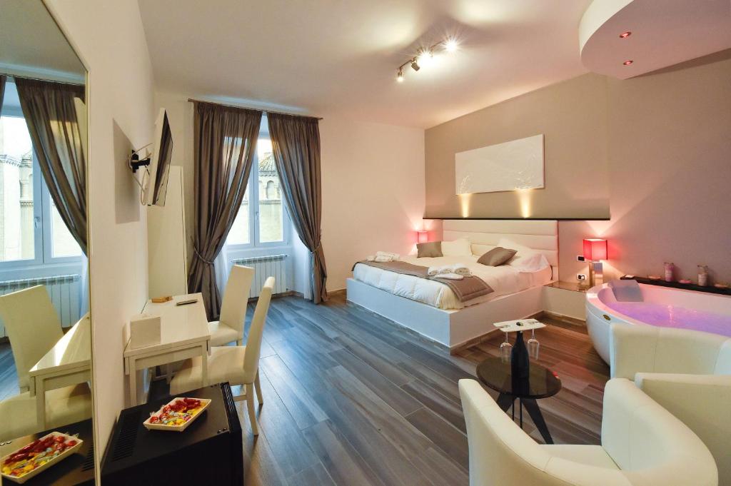 um quarto de hotel com uma cama e uma banheira em Le Stanze di Elisa em Roma