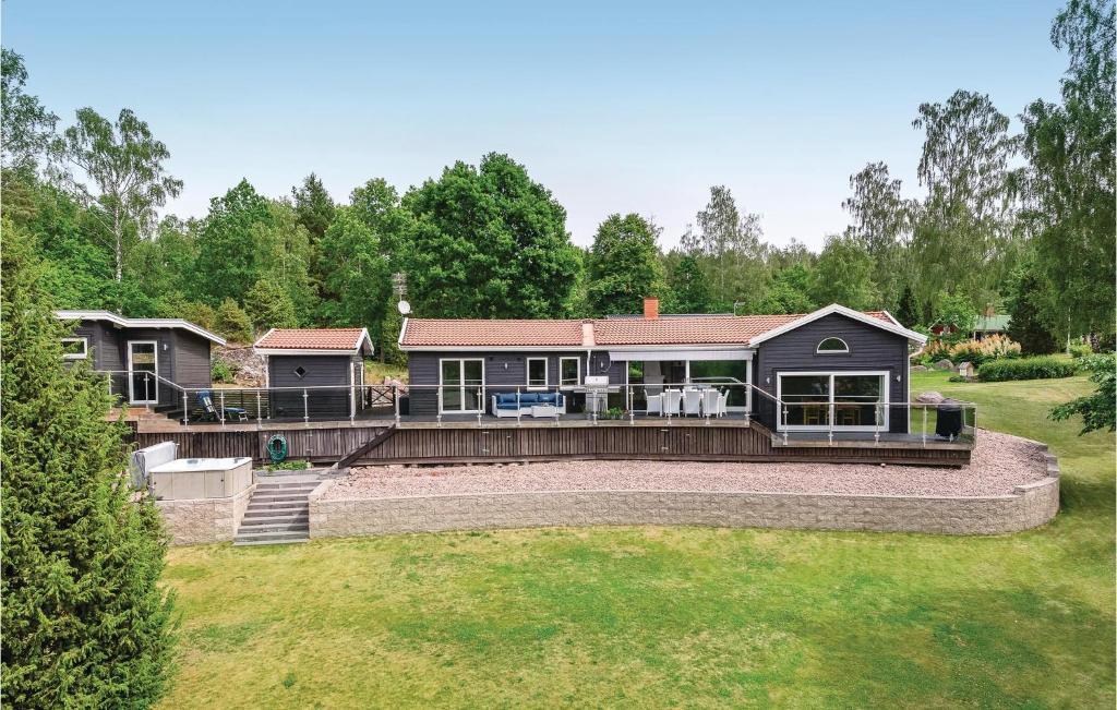 una vista aerea di una casa con un ampio ponte di 4 Bedroom Gorgeous Home In Boxholm a Blåvik