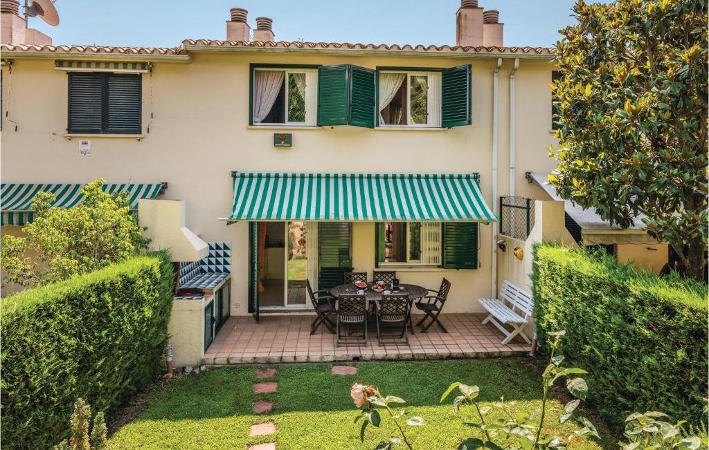 Casa con patio con mesa y sillas en Pet Friendly Home In Sant Feliu De Guxols With Kitchen en Sant Feliu de Guixols