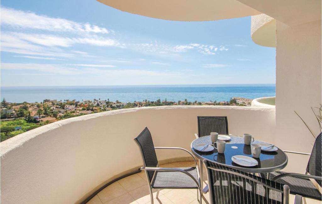 マルベーリャにあるSunny Apartment In Marbellaの海を望むバルコニー(テーブル、椅子付)