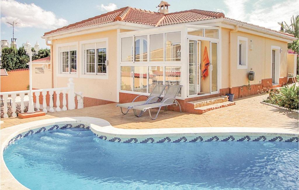una casa con piscina di fronte a una casa di Awesome Home In Rojales With Kitchen a Rojales