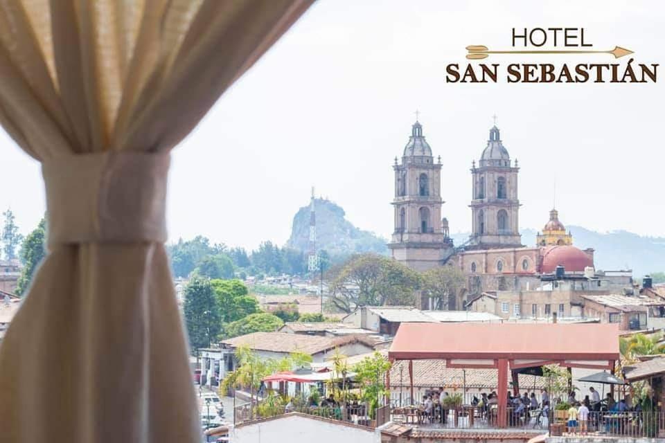 una ventana del hotel con vistas a San Sebastián. en Hotel San Sebastian en Valle de Bravo