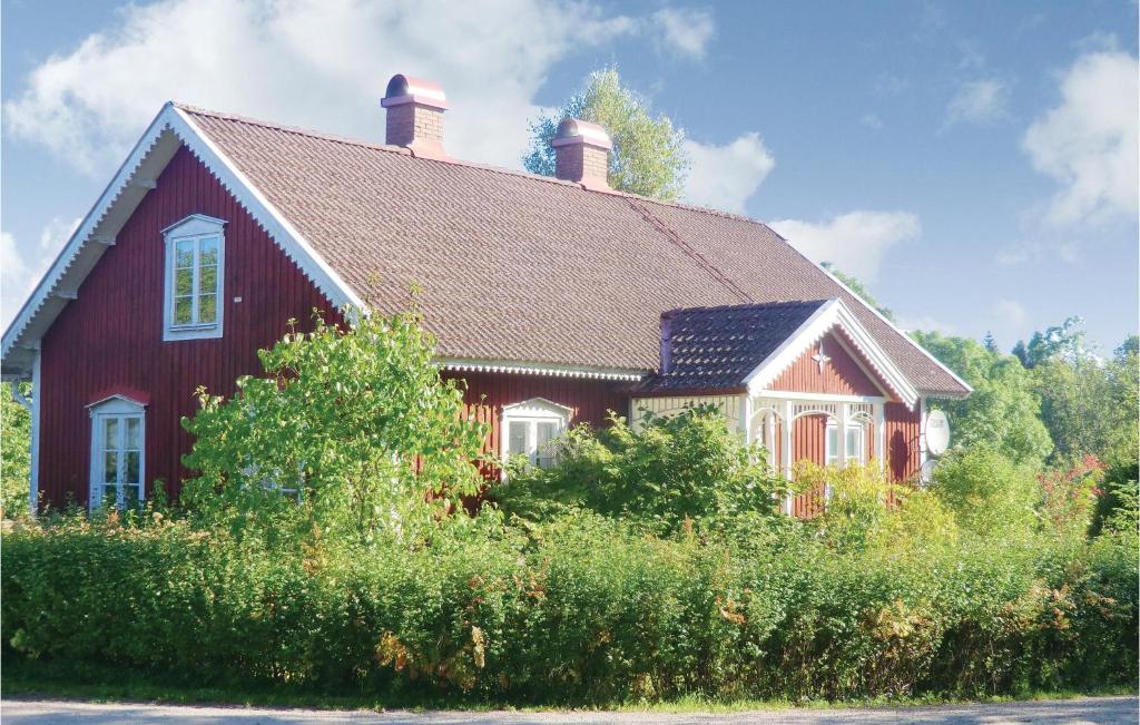 a red house with a brown roof at Awesome Home In Vissefjrda With Sauna in Långasjö