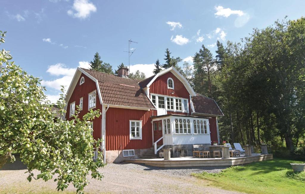 ÄlgaråsにあるStunning Home In lgars With Wifiの赤屋根の赤い家