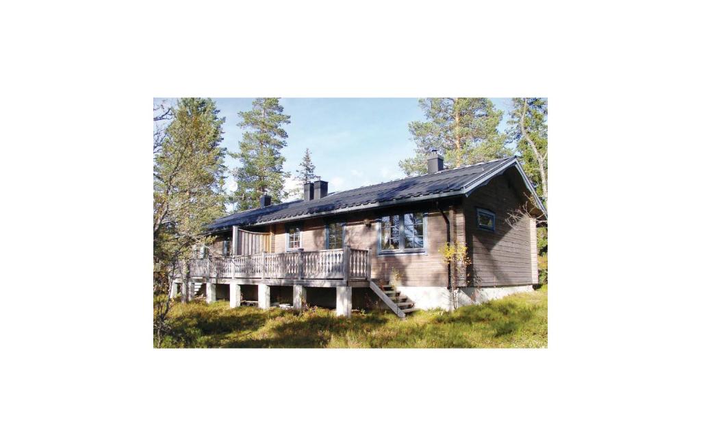 an old house with a porch in the woods at Stunning Home In Slen With 2 Bedrooms And Sauna in Tandådalen