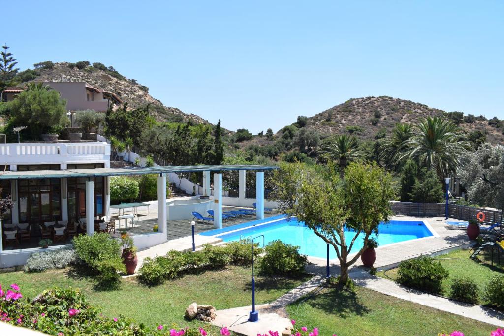 ariaal uitzicht op een resort met een zwembad bij Porto Galini in Agia Galini