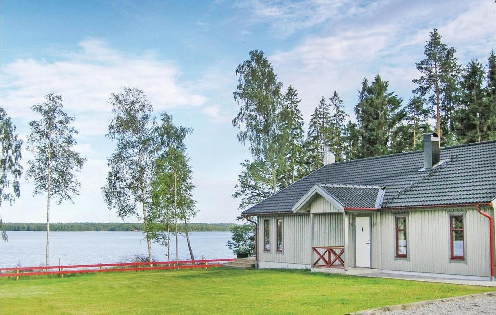 KvänarpにあるBeautiful home in Vittaryd with 4 Bedrooms, Sauna and WiFiの湖畔の小屋