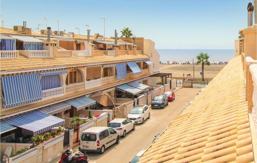 uma rua da cidade com carros estacionados em frente a uma praia em 3 Bedroom Awesome Home In Santa Pola em Santa Pola