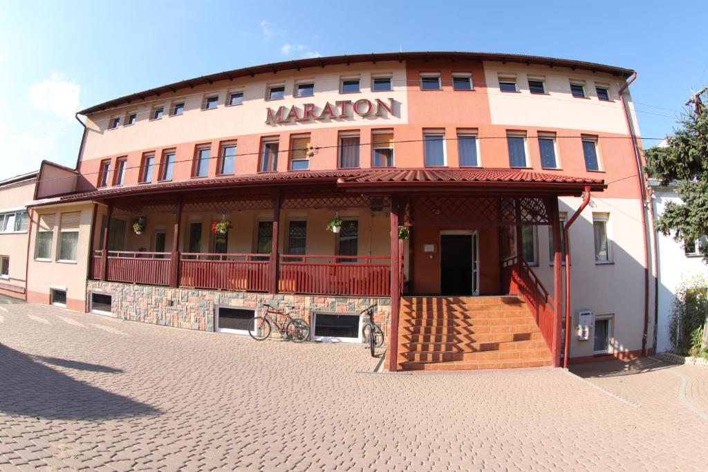 een gebouw met een bord aan de voorkant bij Maraton in Lubenia