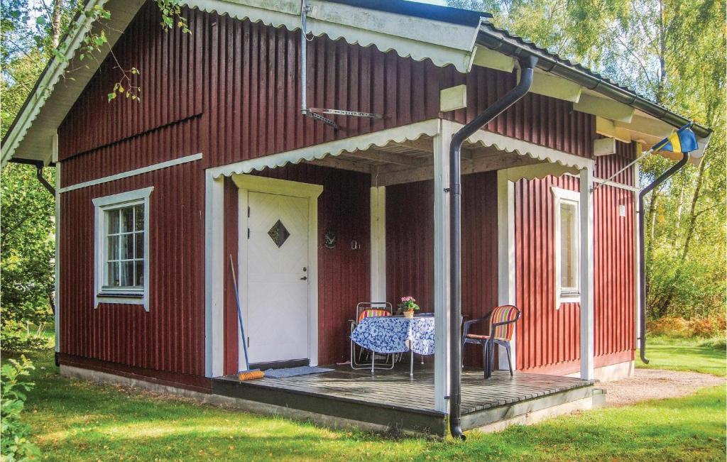 TåstarpにあるAmazing Home In Munka-ljungby With 2 Bedrooms And Internetの赤い家