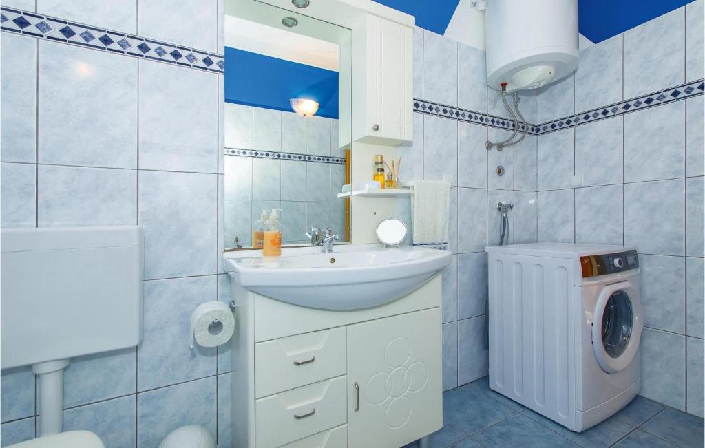 Kúpeľňa v ubytovaní Two-Bedroom Apartment In Omis