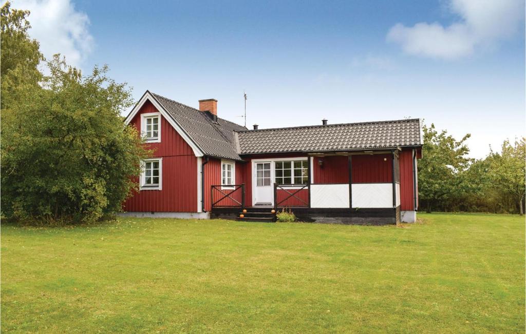 ボリホルムにあるCozy Home In Borgholm With Kitchenの広い庭のある赤と白の家