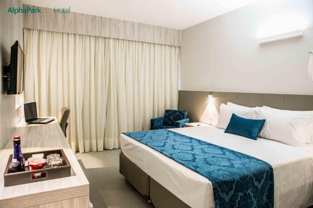 Postel nebo postele na pokoji v ubytování AlphaPark Hotel