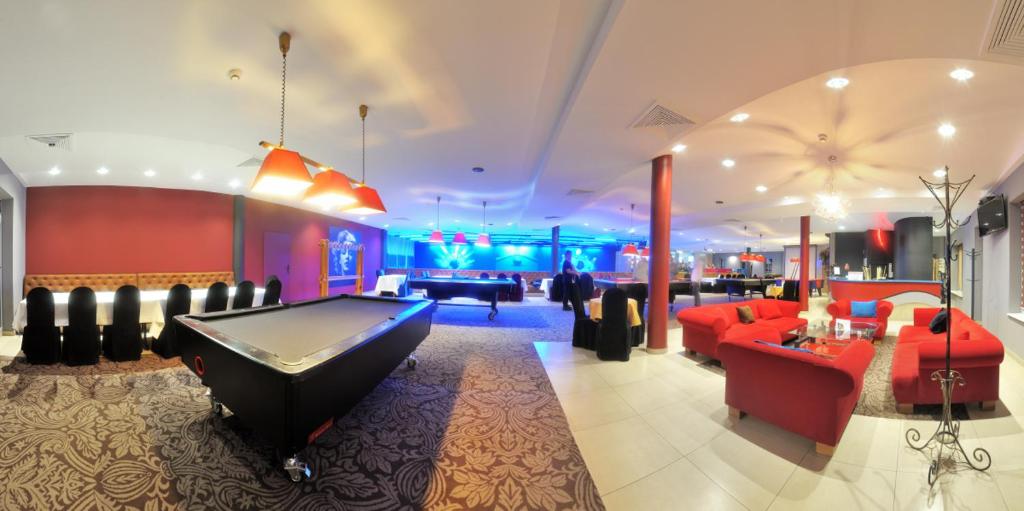 Reštaurácia alebo iné gastronomické zariadenie v ubytovaní Hotel Partner