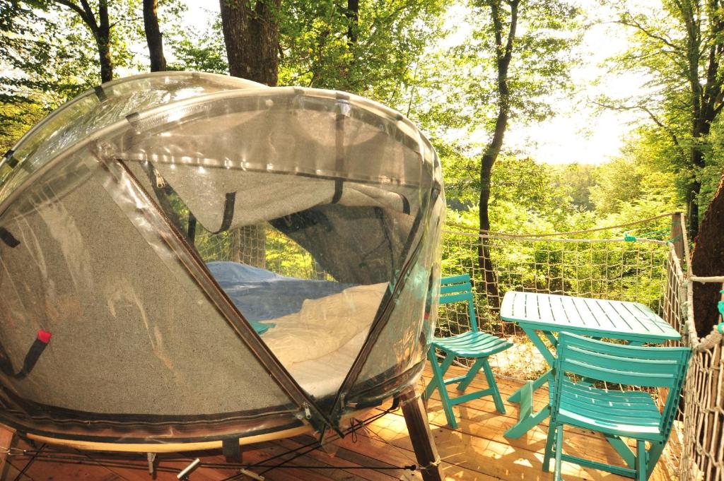 une tente sur une terrasse avec une table et des chaises dans l'établissement Bulle Espace Fouletot, à Mont-sous-Vaudrey