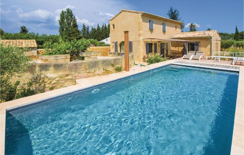Saint-Hilaire-dʼOzilhanにあるAmazing Home In Saint Hilaire Dozilha With 4 Bedrooms, Private Swimming Pool And Outdoor Swimming Poolの家の前のスイミングプール