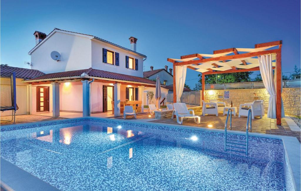 Bazén v ubytování Three-Bedroom Holiday Home In Rebici nebo v jeho okolí