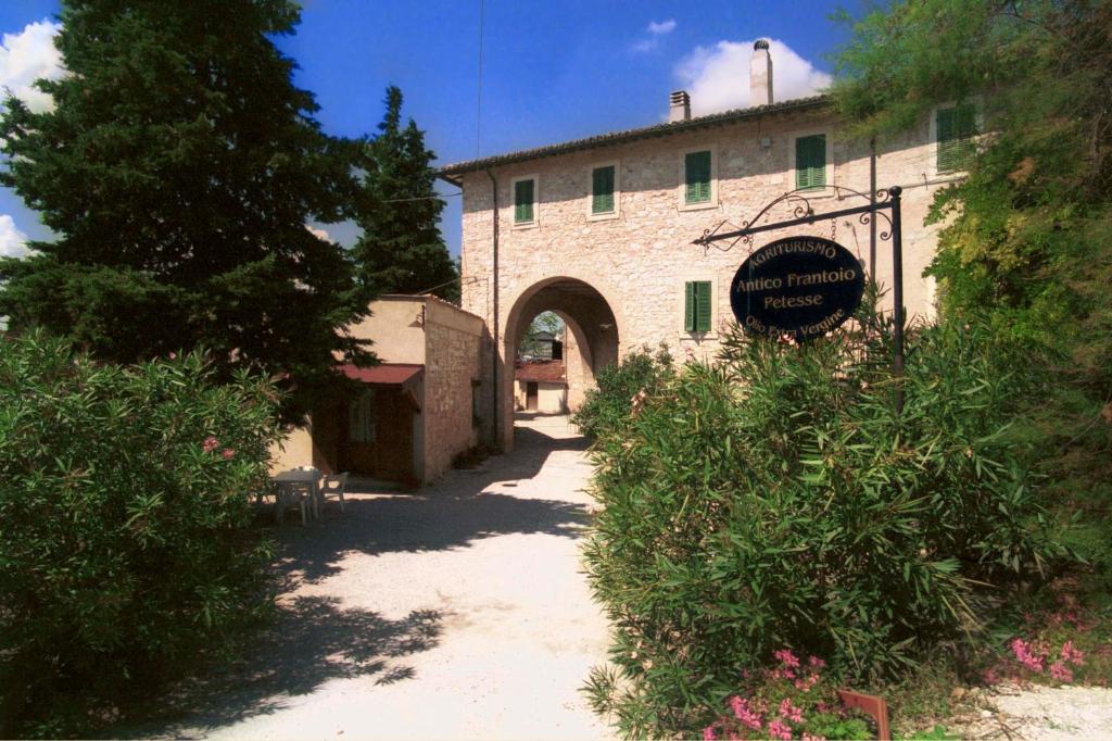 ein Gebäude mit einem Schild davor in der Unterkunft Agriturismo "Antico Frantoio" in Foligno