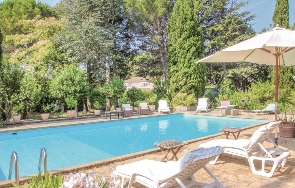 ランソン・プロバンスにあるNice Home In Lanon De Provence With 2 Bedrooms, Wifi And Outdoor Swimming Poolのスイミングプール(椅子2脚、パラソル付)