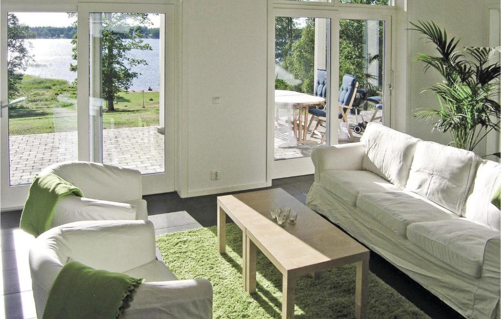 BolmsöにあるHoliday home Hornstrand Bolmsö IVのリビングルーム(ソファ、椅子2脚、テーブル付)