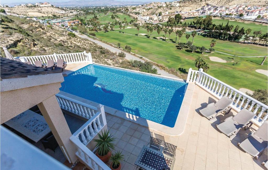 una vista aérea de una piscina en una casa en Awesome Home In Ciudad Quesada-rojales With 3 Bedrooms, Outdoor Swimming Pool And Swimming Pool, en Rojales