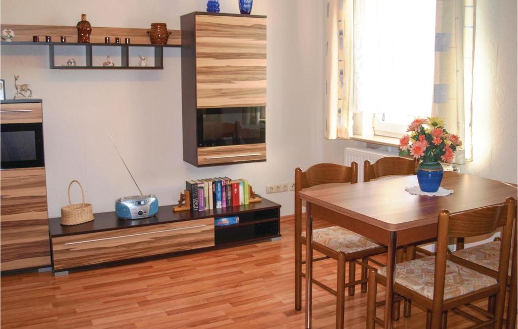 sala de estar con mesa de comedor y TV en Nice Apartment In Katschow With 2 Bedrooms And Wifi en Katschow