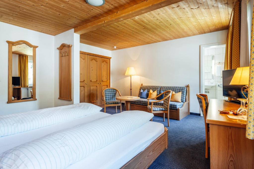Postel nebo postele na pokoji v ubytování Hotel-Restaurant Bellevue