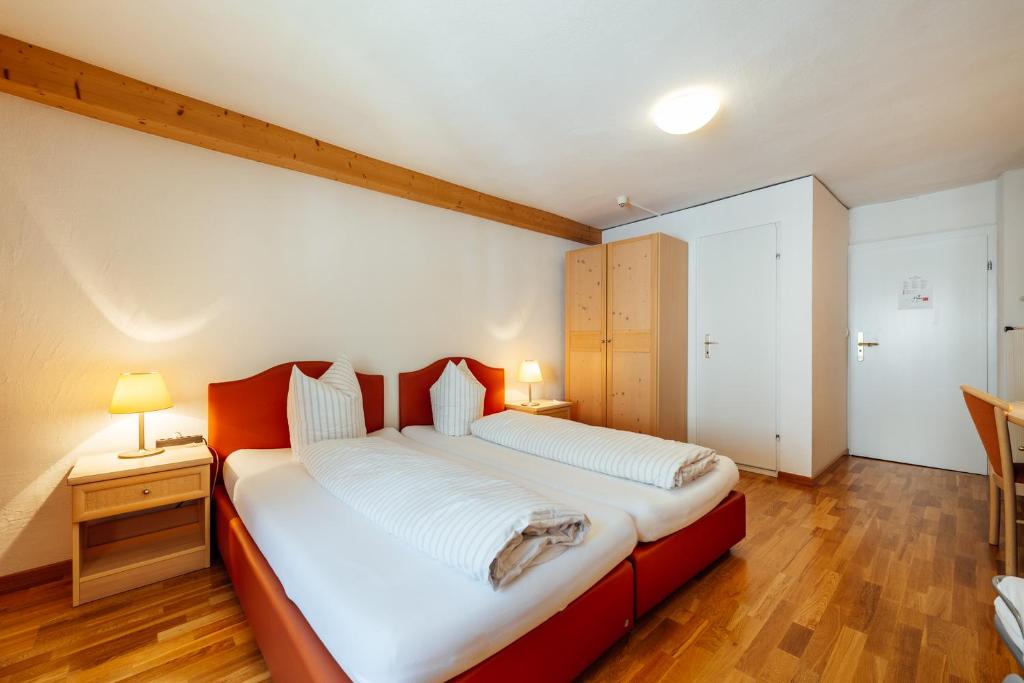 Postel nebo postele na pokoji v ubytování Hotel-Restaurant Bellevue