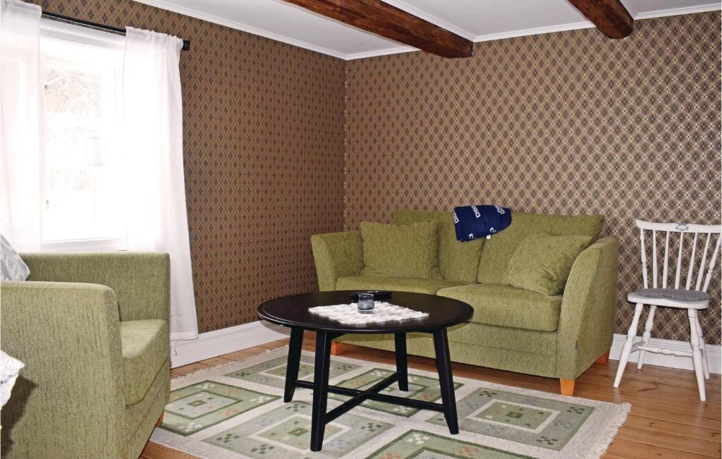 Posezení v ubytování 2 Bedroom Lovely Home In Tjällmo