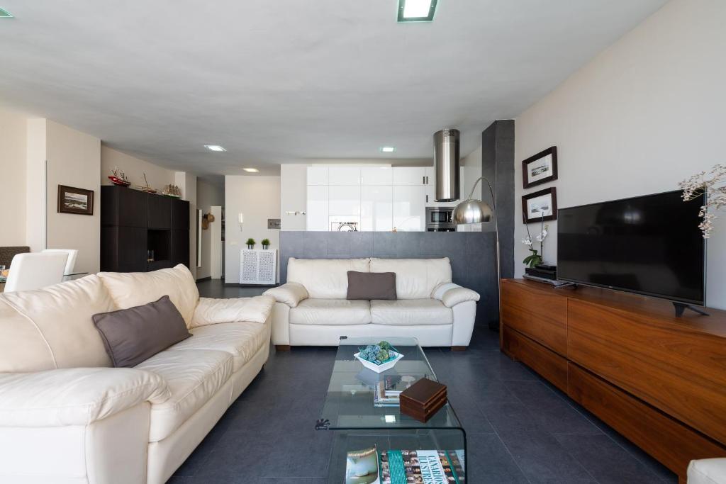 A television and/or entertainment centre at Living Las Canteras Homes - LAS CANTERAS PENTHOUSE