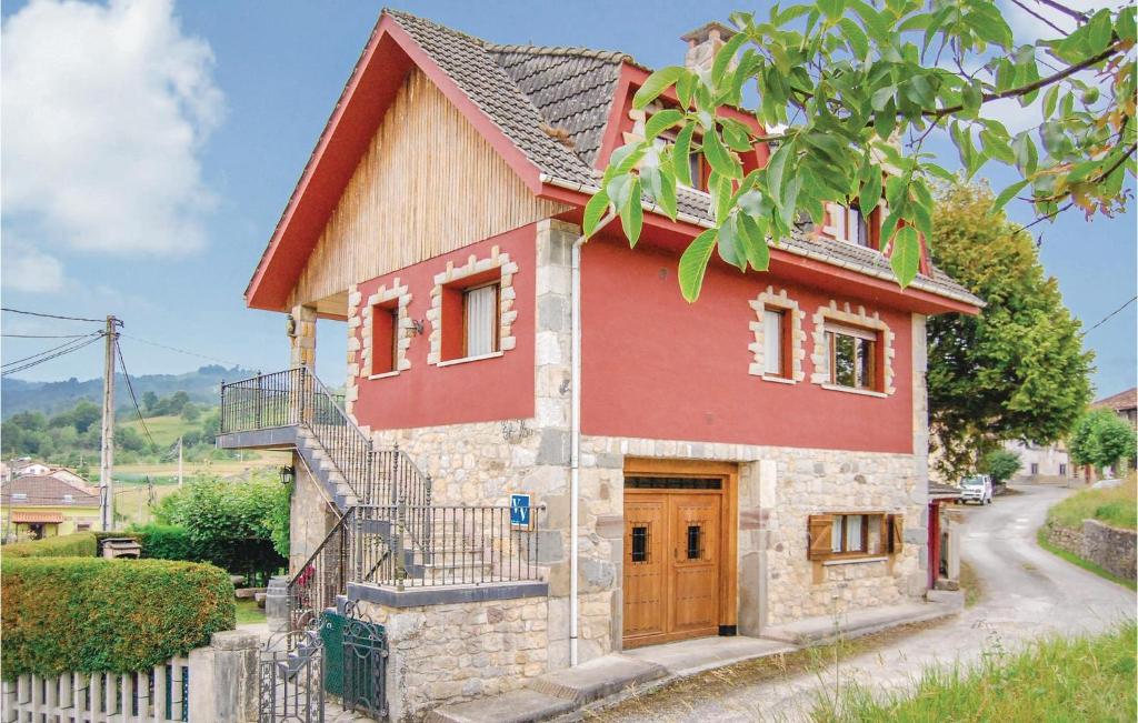 une maison en briques avec un toit rouge dans l'établissement Gorgeous Home In Piloña With Kitchen, à La Piñera