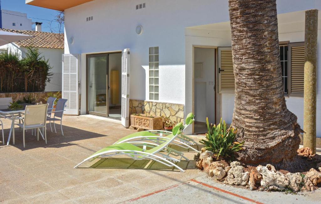 patio z palmą, stołem i krzesłami w obiekcie Casa Villa Carla w Palma de Mallorca