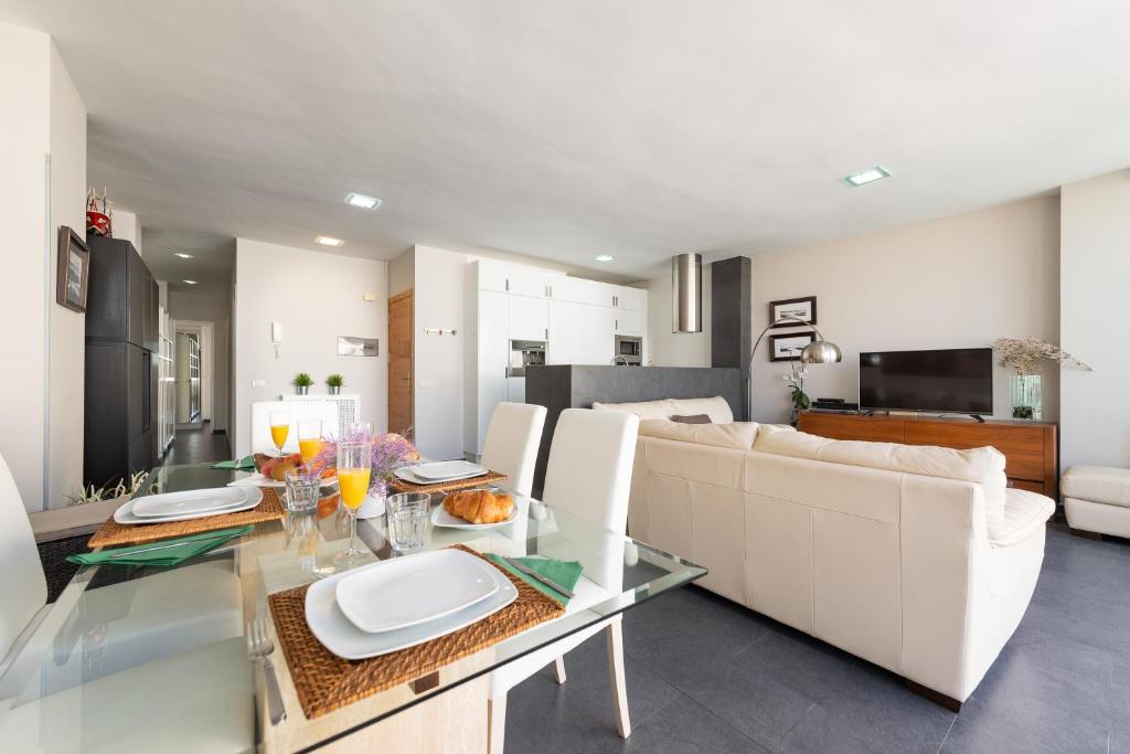 A kitchen or kitchenette at Living Las Canteras Homes - LAS CANTERAS PENTHOUSE