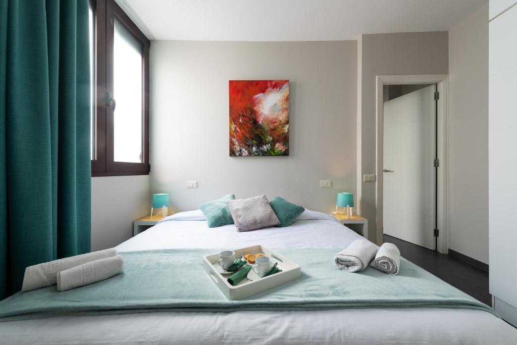 A bed or beds in a room at Living Las Canteras Homes - LAS CANTERAS PENTHOUSE